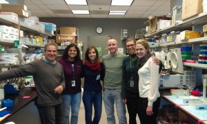 foto grup i Reghan dins lab